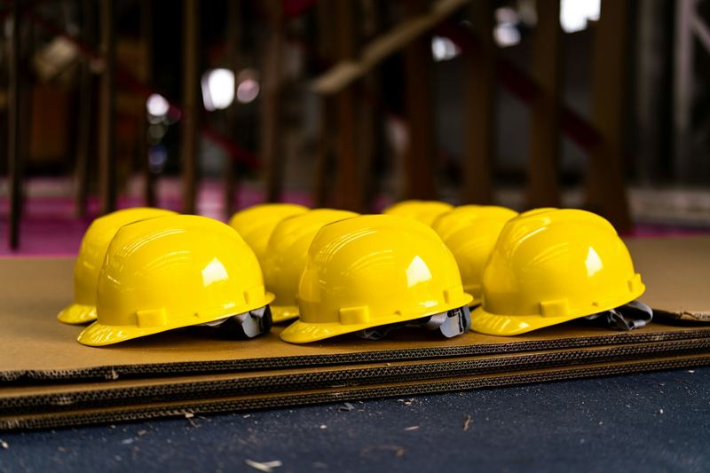 Casques de sécurité neufs alignés